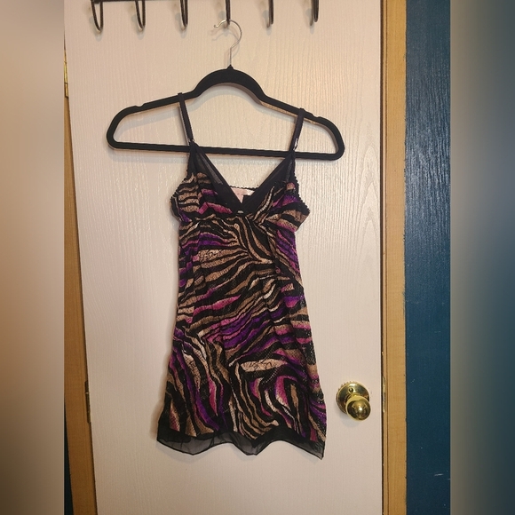 514🎃 Victoria's Secret Black and Pink Lace slip - Picture 1 of 3